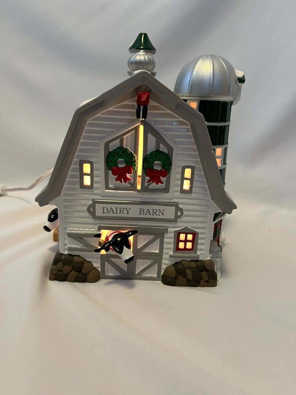 Department 56 Snow Village – Dairy Barn – Lighted Building w/ Inline Switch